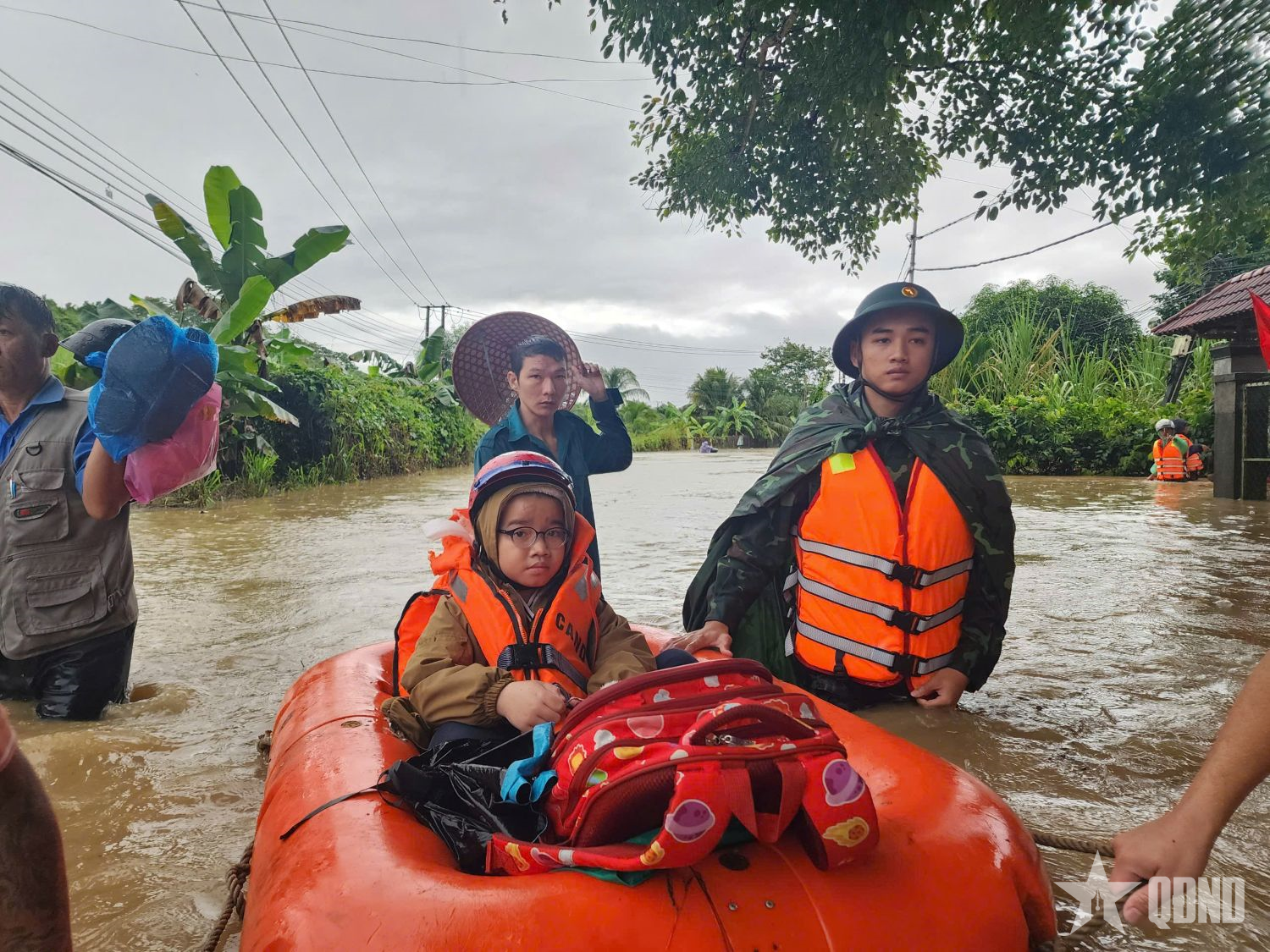 Bộ CHQS tỉnh Khánh Hòa vận động, giúp đỡ người dân đến nơi an toàn
